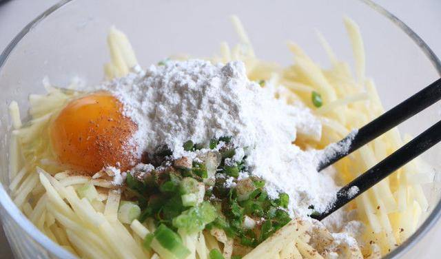 做法|土豆丝换种做法,简单4步做成懒人早餐,酥脆又好看