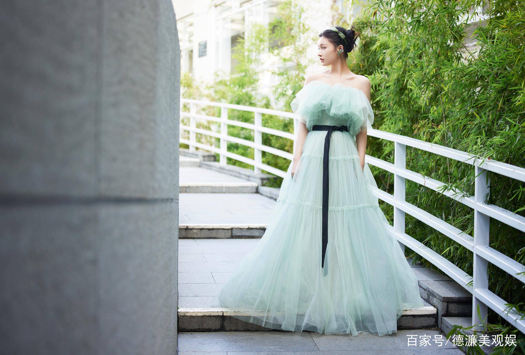 胡杏儿 大湾区中秋晚会：温碧霞露肩妩媚，赵丽颖又仙又欲，舒淇惊艳全场