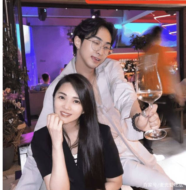 好身材 伊能静儿子晒自拍美照？自曝想变成女孩，穿紧身T恤大秀好身材