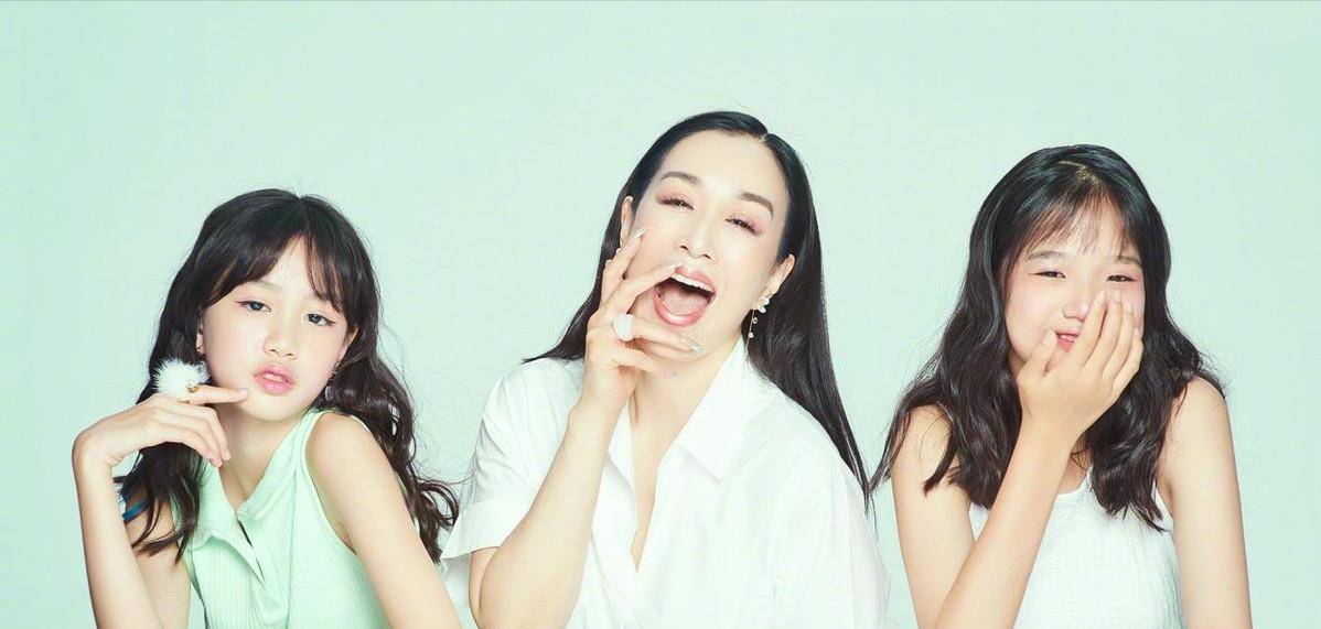 姐妹 钟丽缇两个小女儿，穿“家居服”拍照似大片，遗传了妈妈的好基因