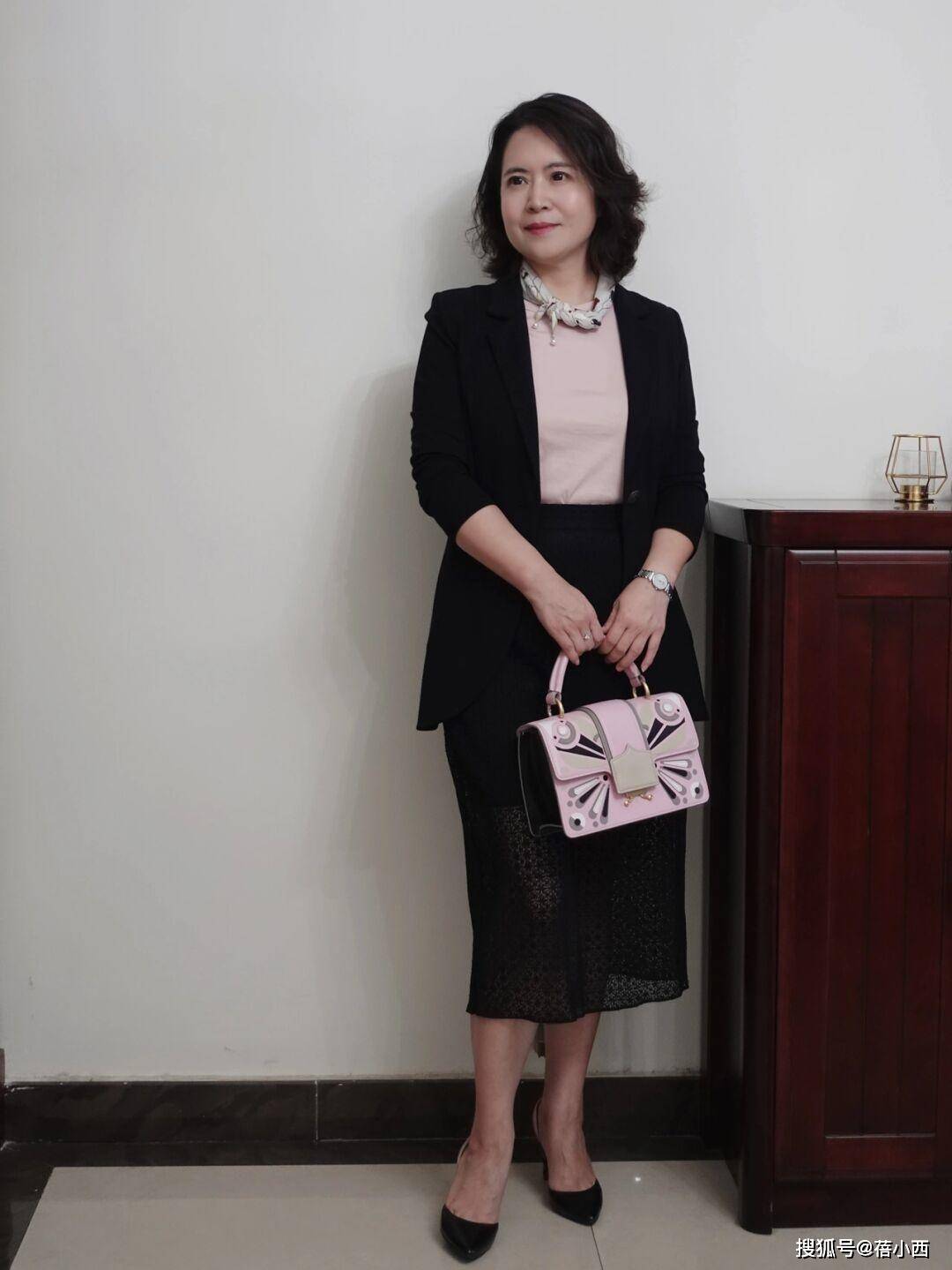 黑色 这才是50岁普通女性的穿衣典范，优雅高级显气质，岁月从不败美人