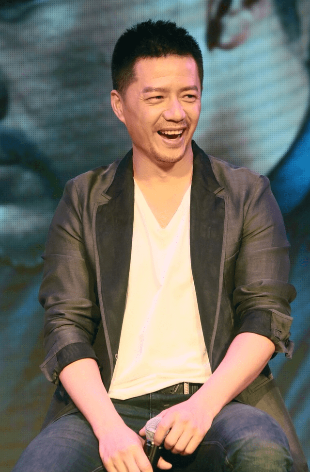 进行 73年的段奕宏太朴实，穿搭挺时尚，但一看就是过日子的人