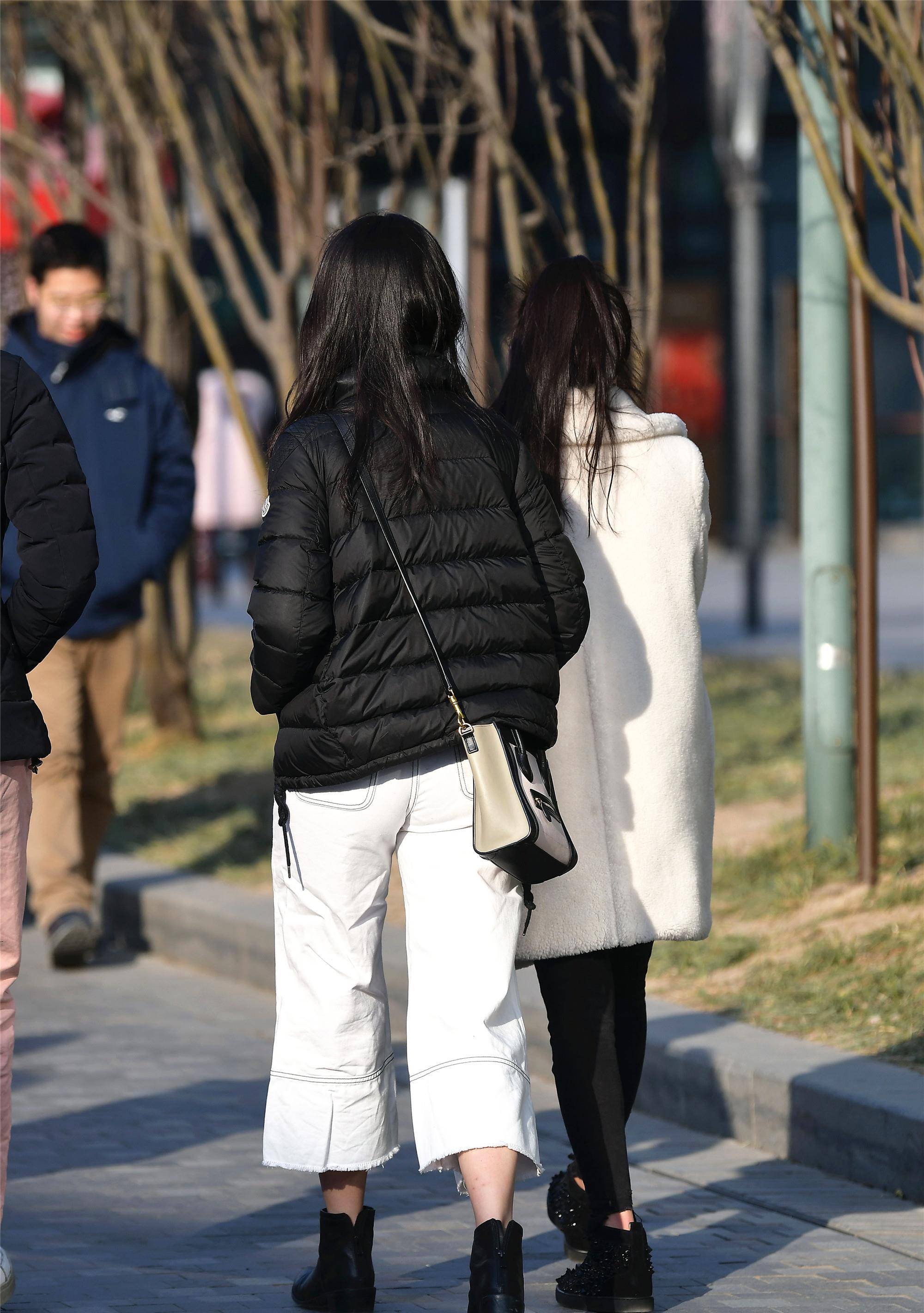 个性 看背影这么漂亮的姐姐，衣服搭配的好，身材也更好