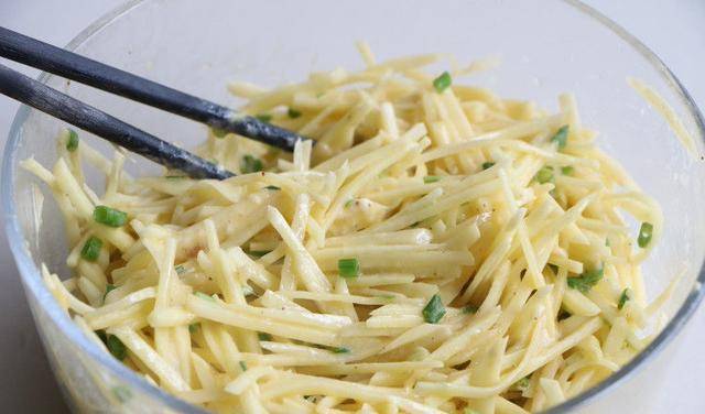 做法|土豆丝换种做法,简单4步做成懒人早餐,酥脆又好看