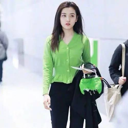 一身 宋祖儿真是放得开，巧将衣摆拧成结，小露纤腰，意外显高又时髦
