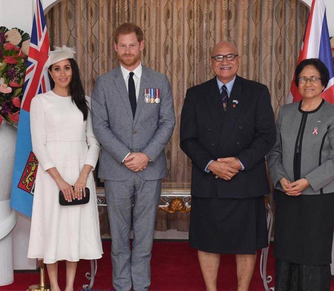 高跟鞋 梅根终于穿错鞋，踩双坡跟鞋真够土，一万多印花裙穿成一百地摊货