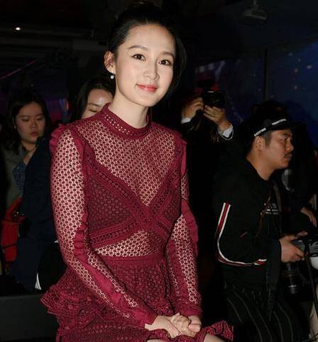 网眼 李沁也走妩媚风，红裙配网眼透视感佳，小蛮腰曲线真吸睛