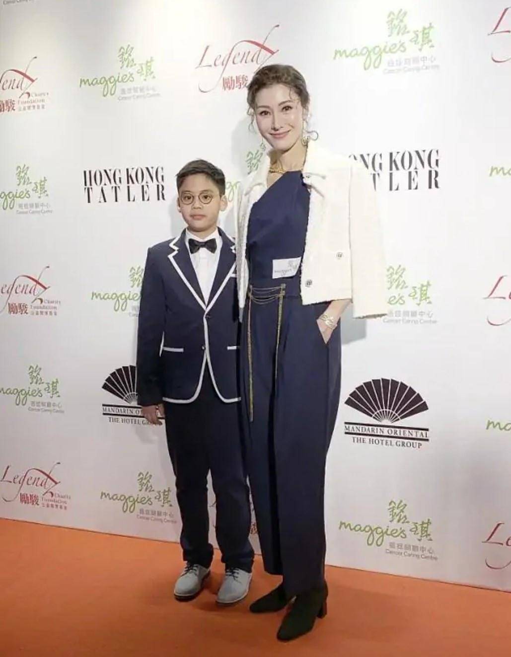贵妇 李嘉欣嫁入豪门过上阔太生活，与儿子老公一同亮相，贵妇气质满满