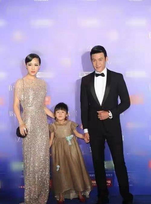 金色 陆毅一家3口造型不错，尤其是鲍蕾穿金色礼服裙，优雅大气又时尚