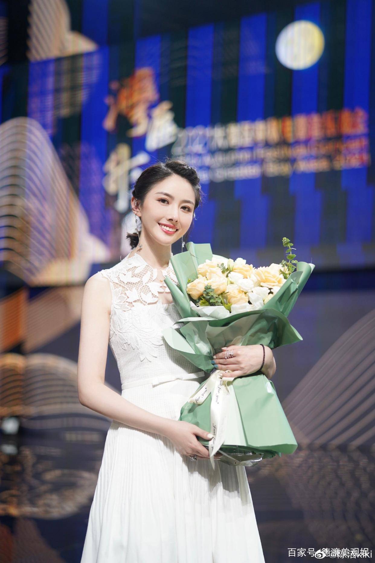 胡杏儿 大湾区中秋晚会：温碧霞露肩妩媚，赵丽颖又仙又欲，舒淇惊艳全场