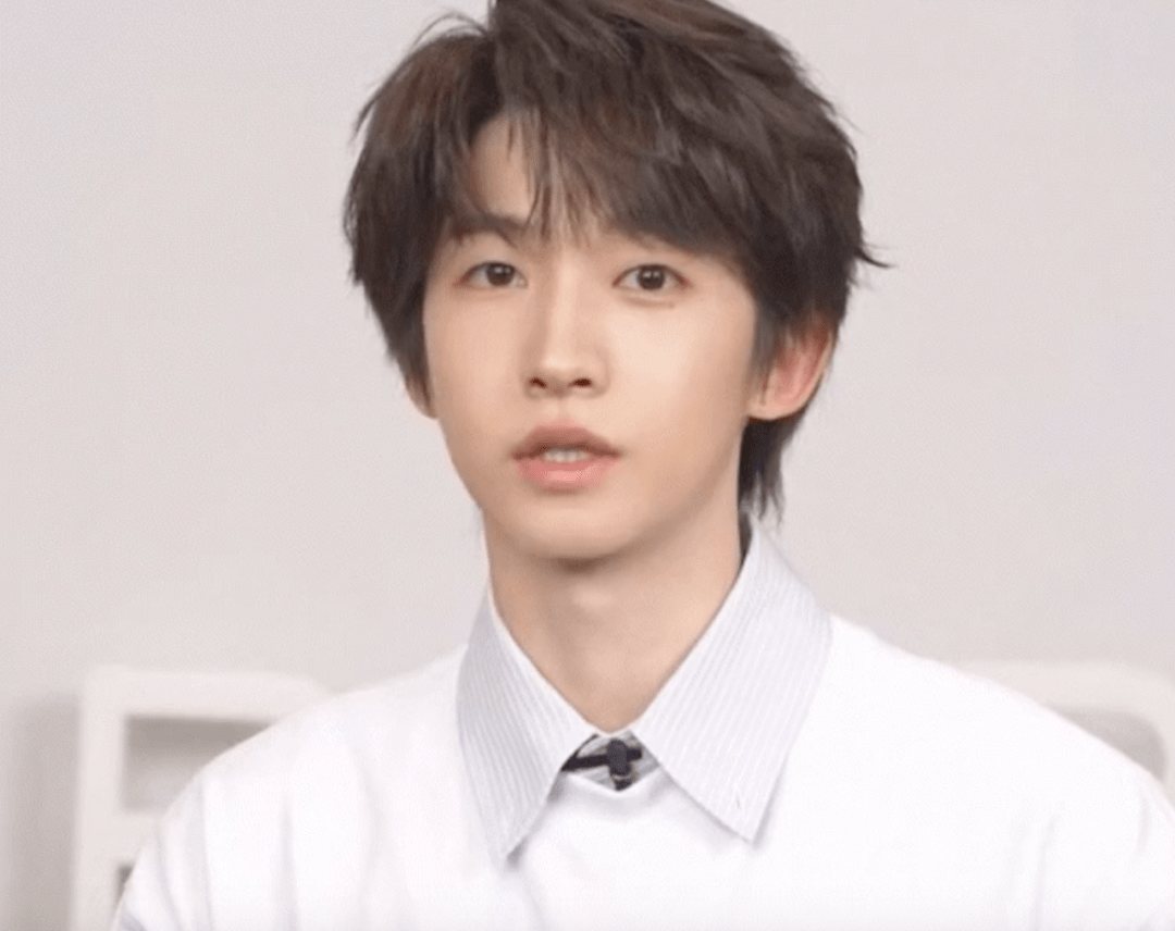 脖子男明星化“阳刚妆容”？“男版鞠婧祎”脸比脖子黑，肖战胡茬自拍