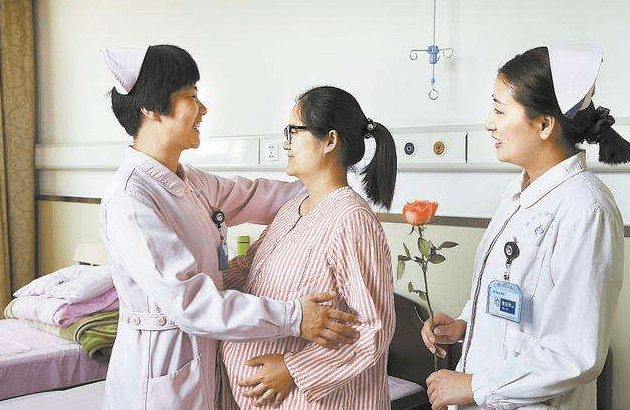 母则刚|宝妈深夜生二胎，家属等待区却只有大宝在，画面有些令人心酸