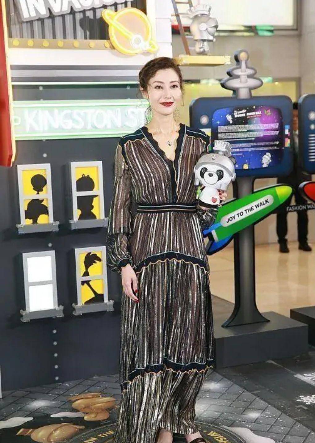 贵妇 李嘉欣嫁入豪门过上阔太生活，与儿子老公一同亮相，贵妇气质满满