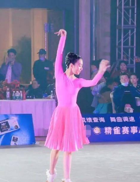 羊羔 马伊琍真是好妈妈！穿卫衣陪女儿比赛太时髦，12岁大女儿像文章