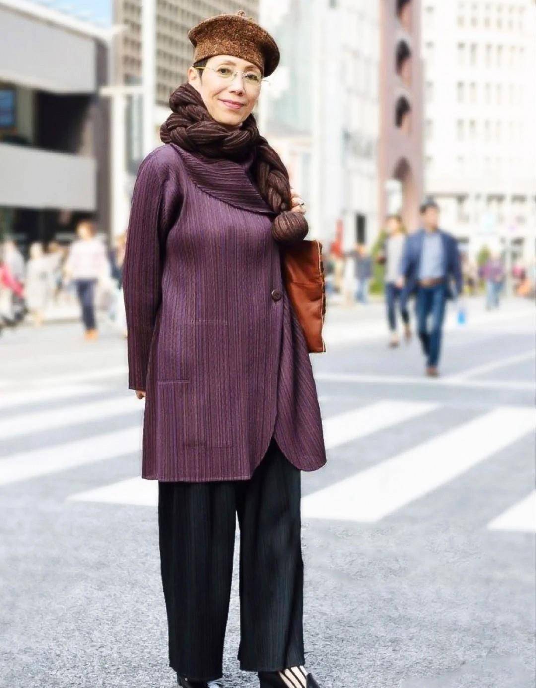 黑色 女人年过60岁又怎样？瞧“日本大妈”多爱打扮！自信的女人最美