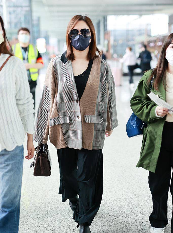 元素 阿娇胖到不敢认，走机场穿格纹西装藏不住圆鼓鼓肚子，但气场仍在