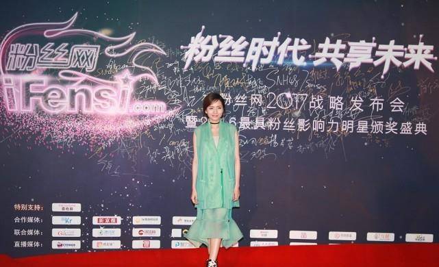 Polo 刘惜君的长相真占便宜，感觉还挺文静的，穿得这么亮也不俗气