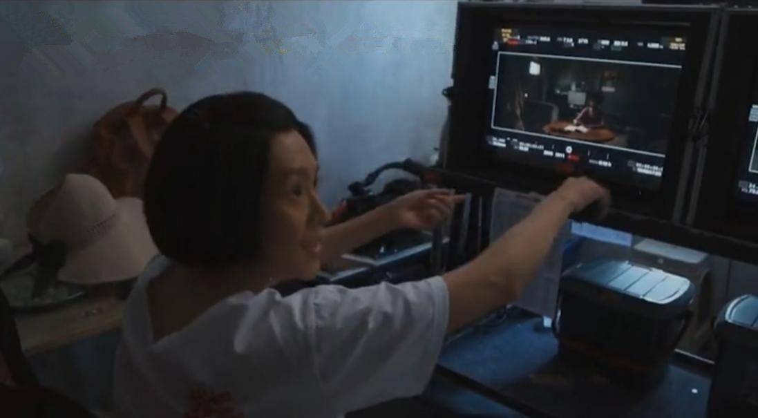 脖子章子怡录视频脸瘦到变形，尖下巴抢镜，脖子上的皱纹像老太婆！