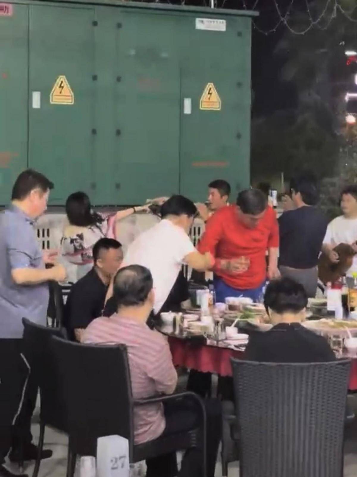老公 霍思燕同老公街头唱歌，穿紧身裤大肚腩包不住，满脸肉感有旺夫相