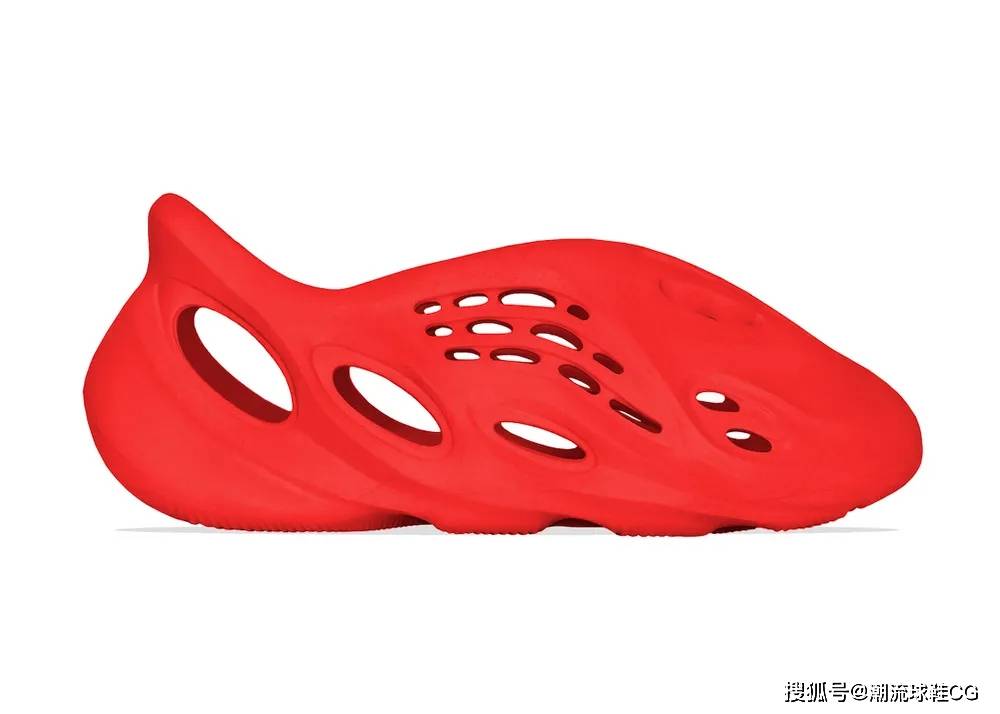 理念 Ye新鞋又火了,洞洞鞋套袜子带齿轮外底!