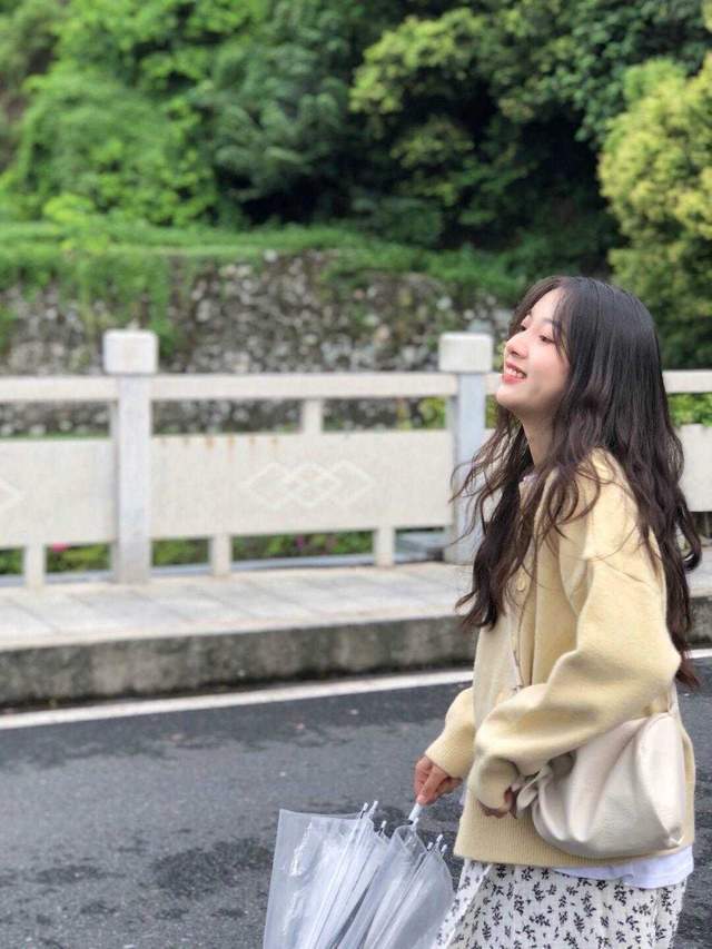 毛衣 秋季，小个子怎么穿才好看？驼色外套搭配白色半身裙，高级又洋气