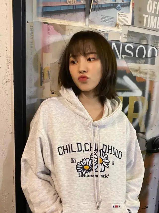 脸部失去“百亿刘海”，LISA还是人间芭比吗？