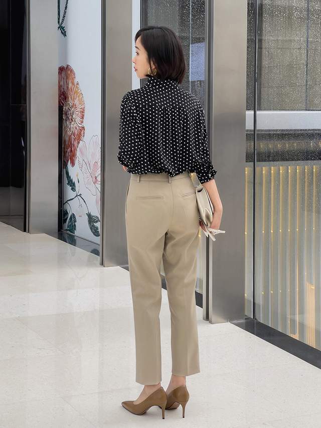 显得 “上班”穿什么衬衫好看？波点衬衫、蓝色衬衫搭配指南，高级洋气