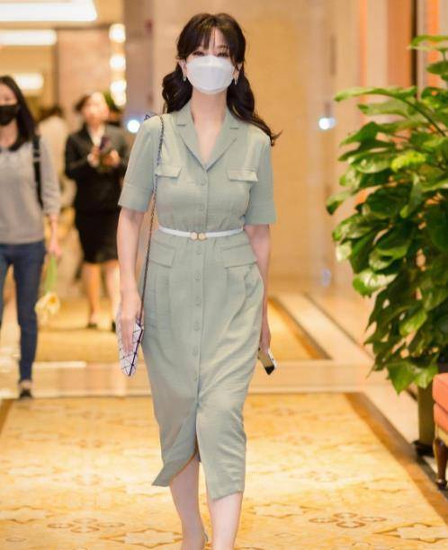 整体 赵雅芝终于不走少女风,西装配短裤飒爽又减龄,手部皱纹暴露年龄