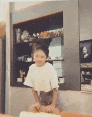 女儿曹格为11岁女儿庆生，Grace姐姐眼神灵动，又瘦又美颜值逆袭
