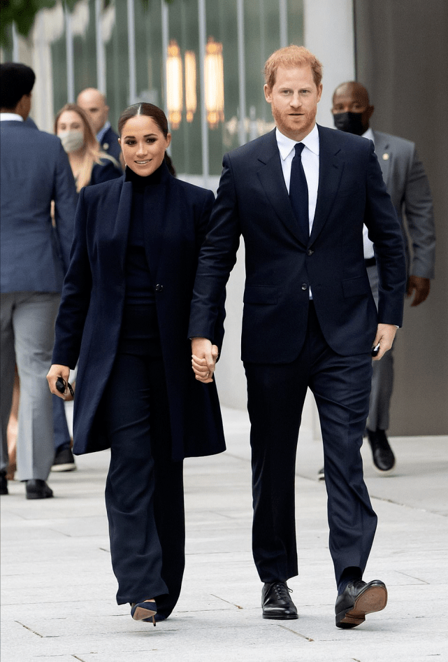 带着 梅根出行派头好足！好几个保镖跟着，换两套造型240万钻戒太吸睛