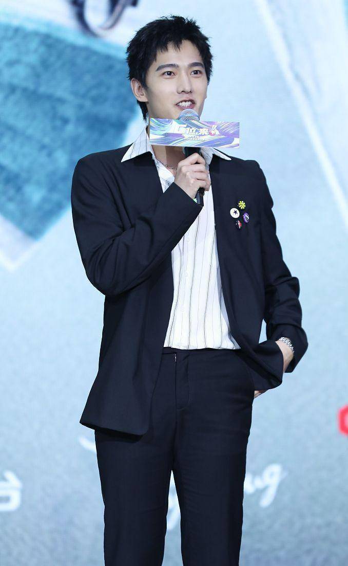 卫衣 杨洋的心态照旧年轻，卡通卫衣青春阳光太减龄，帅气又不乏可爱