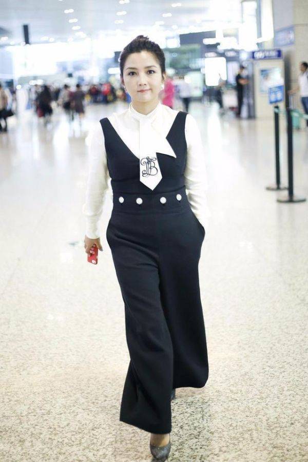 身材 何洁瘦身后太会穿了，拼色牛仔外套配健身裤，穿出1米65的气场