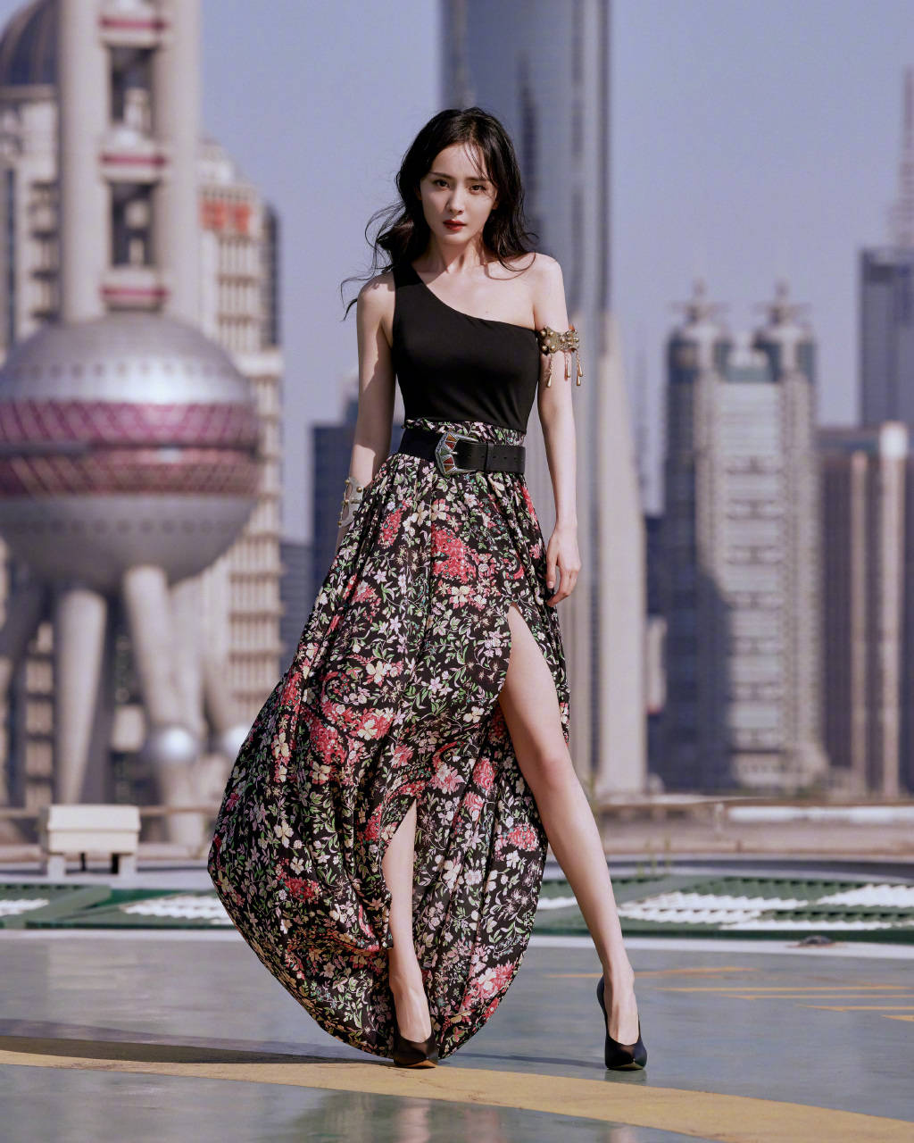 防水 礼服闹乌龙？但不影响杨幂的美，开叉礼服+115mm刀锋高跟秀细长腿