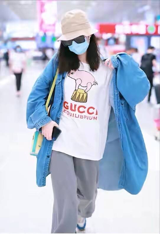 有度 倪妮是妥妥的“高级穿搭”典范，T恤配墨绿色短裤，清爽又高级