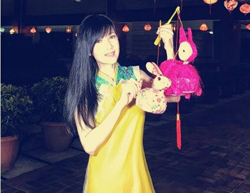 黑色 周慧敏穿旗袍不贴身,身材干瘦脖颈纹深,53岁还强装少女不假吗?