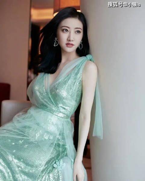 身材 有种“美”叫景甜身材真丰满白色修身连衣裙秀马蜂腰,身材也太美