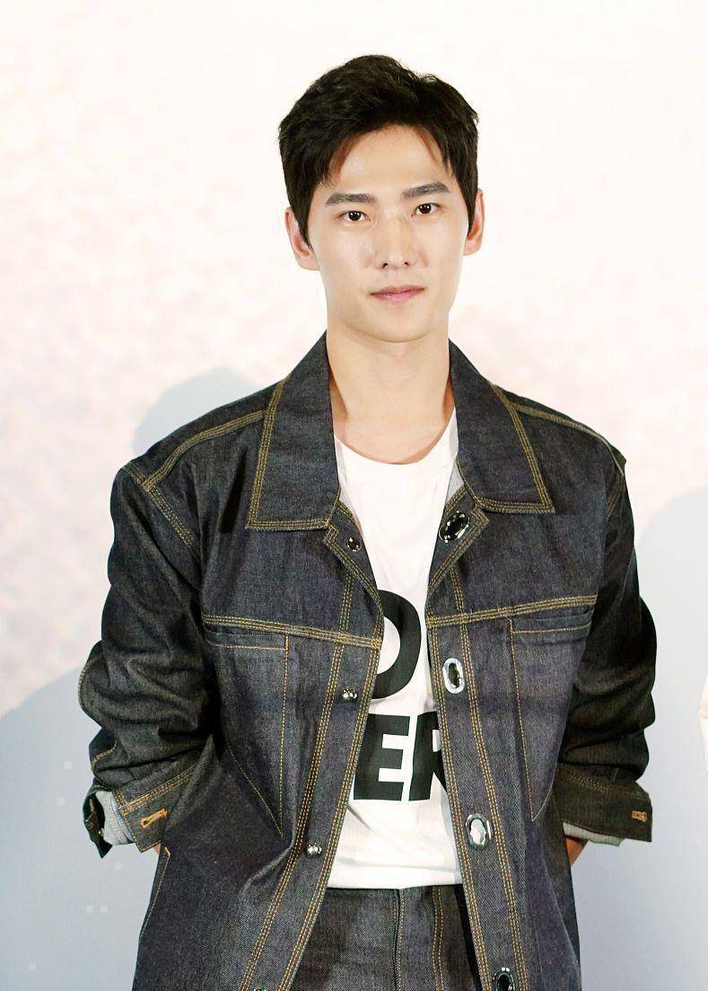 卫衣 杨洋的心态照旧年轻，卡通卫衣青春阳光太减龄，帅气又不乏可爱