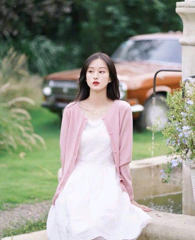 服装 爱美的女人没有年龄界限，只要会穿衣搭配，照样可以美得肆无忌惮