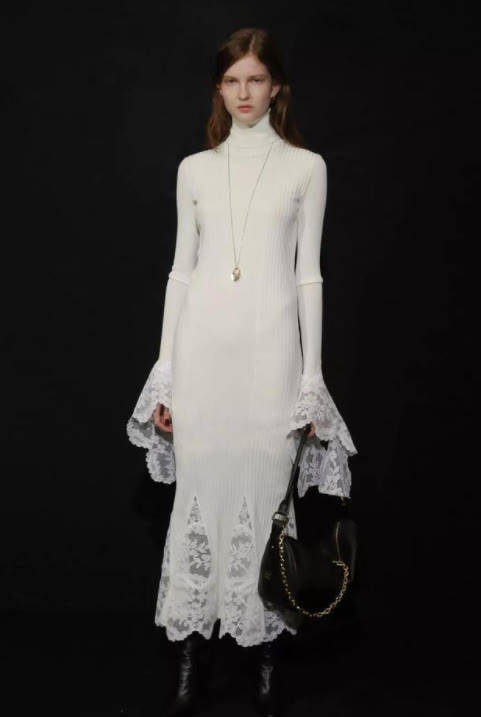 显得 真正优雅高级的女人，都懂得用一条针织裙，穿出秋天的风情万种