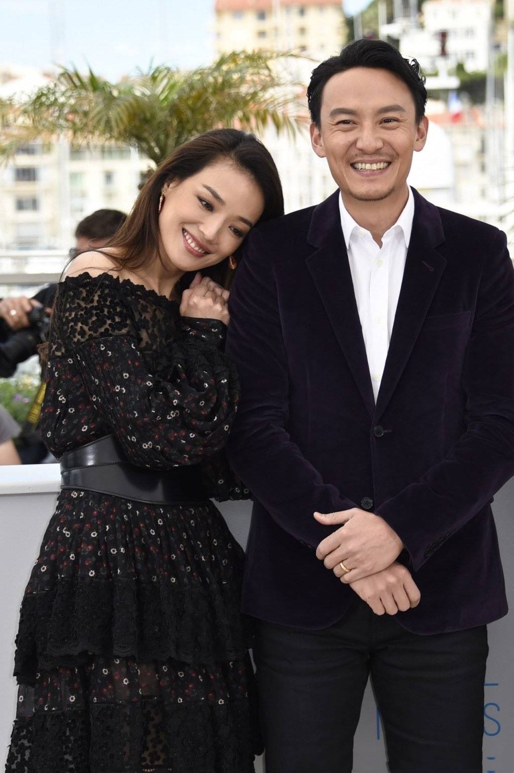 黑色 舒淇在国外美得高调,星点镂空裙小露香肩,高贵优雅不失妩媚风情