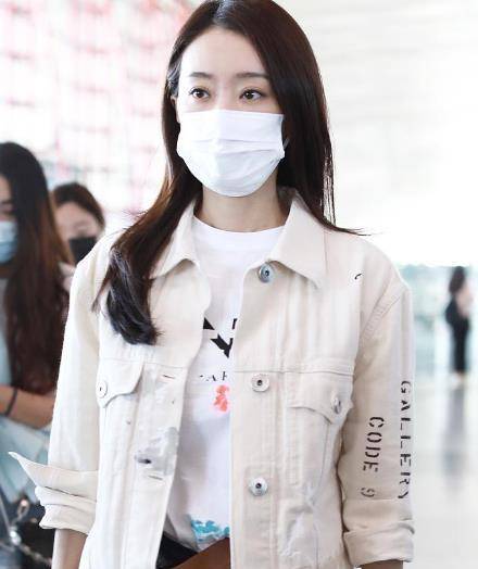 张小斐 张小斐人气也太旺，身穿墨染长裤亮相机场，飒爽休闲，被粉丝围观