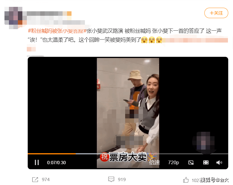 李焕英35岁张小斐湖边拍大片！穿高跟皮靴秀超长美腿，双腿盘坐在沙土上