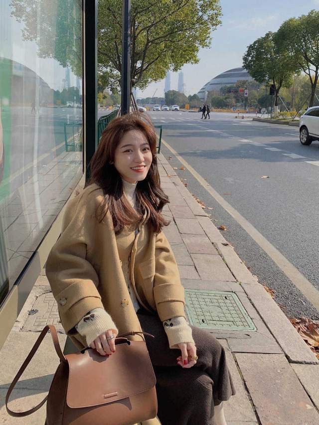 显得 25岁~30岁如何穿可甜可咸？针织开衫搭配短裤或半身裙，高级洋气