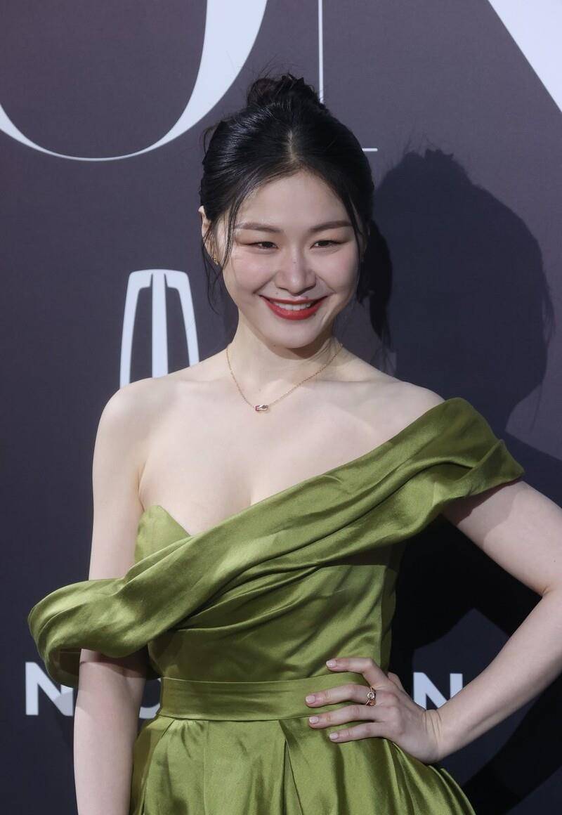 身材 金靖身材太好了，穿半露肩嫩绿连衣裙大秀身材，肌肤白嫩显轻熟