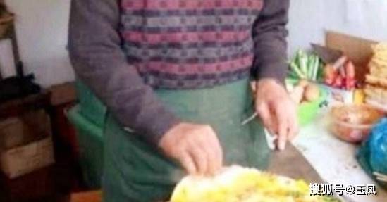 煎饼|老板卖煎饼果子，顾客要求加17个鸡蛋，付钱后老板感觉赔本了