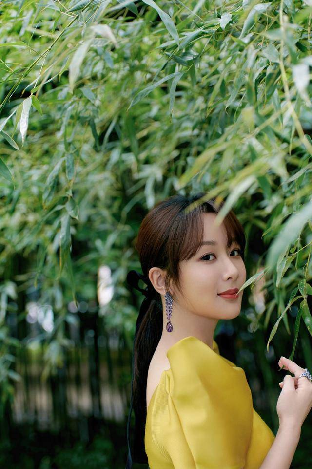 设计 杨紫难得没“翻车”，黄色连衣裙亮相高贵典雅，终于穿出女神范