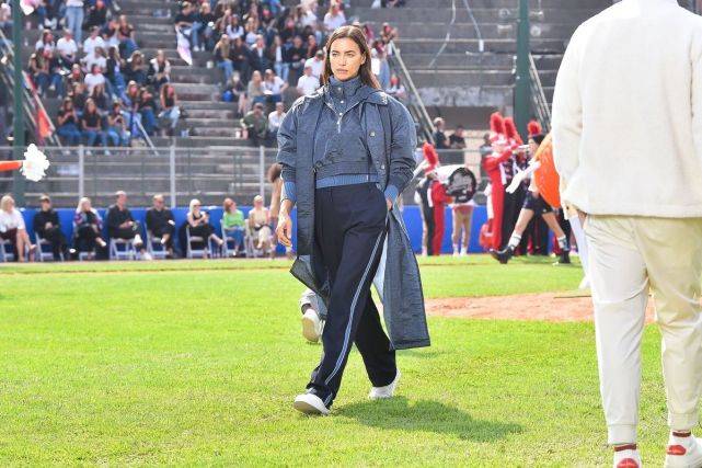 中性 超正辣模伊莲娜台风好赞！中性风搭配帅过男模特，私服秀出少女腿