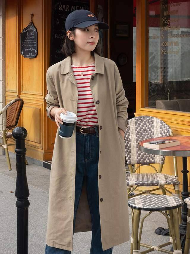 条纹 你会风衣搭配牛仔裤穿吗？内搭浅蓝色衬衫又飒又美，高级又洋气