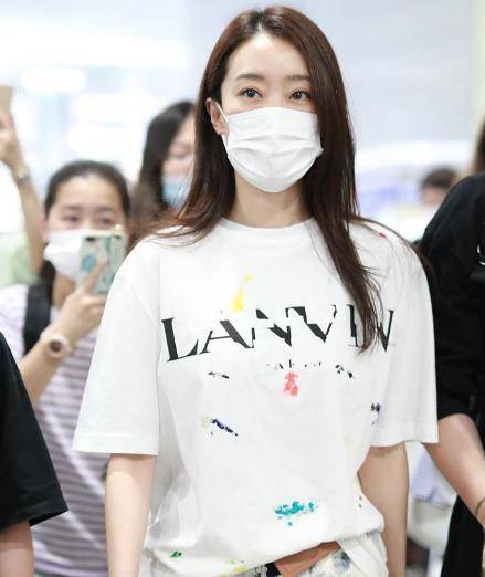 张小斐 张小斐人气也太旺，身穿墨染长裤亮相机场，飒爽休闲，被粉丝围观