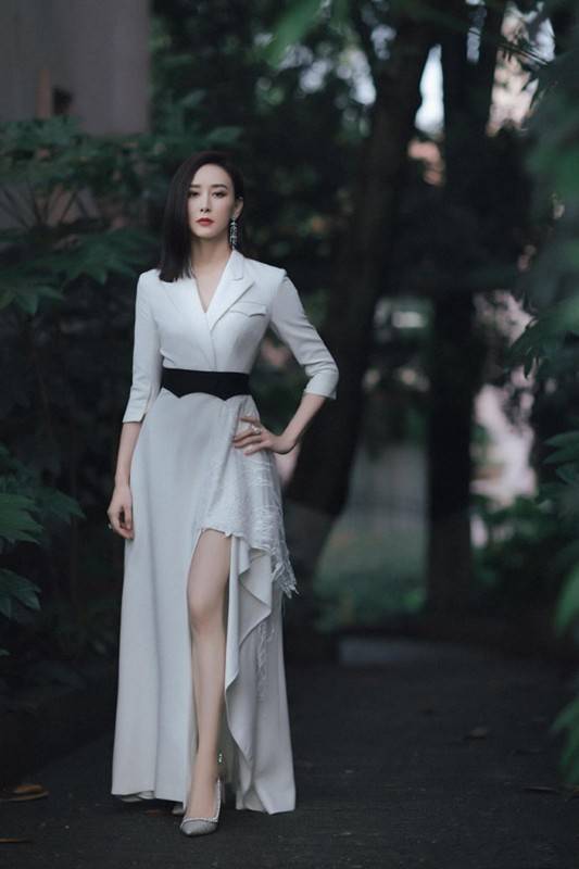 显得 胡静原装五官就是美!穿白T恤配橘色长裙,未施粉黛依旧女神范